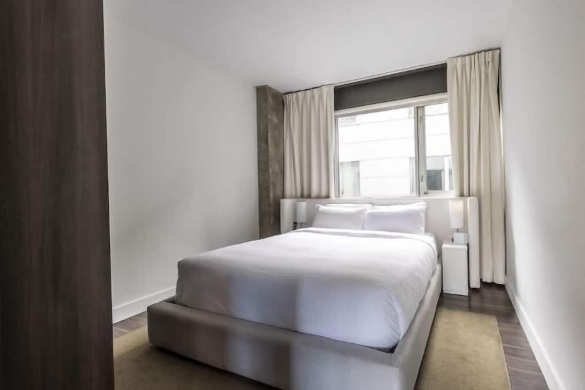 1 slaapkamer, luxe beddengoed, een kluis op de kamer, een bureau