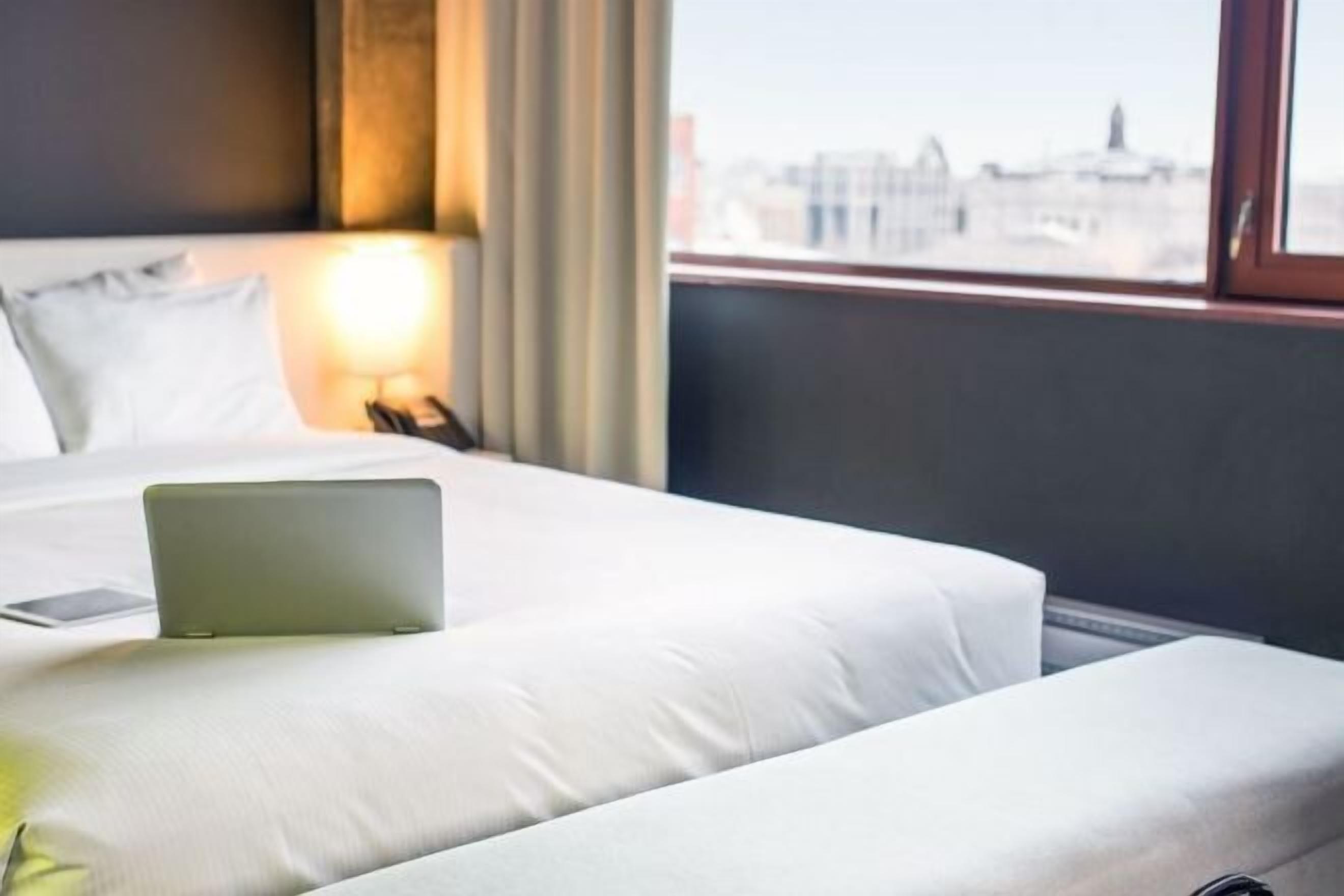 Premium bedding, in-room safe, desk, blackout drapes
