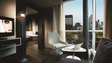 Panoramic Room, 1 Queen Bed | Living room | 32-inch LCD TV with cable channels, TV