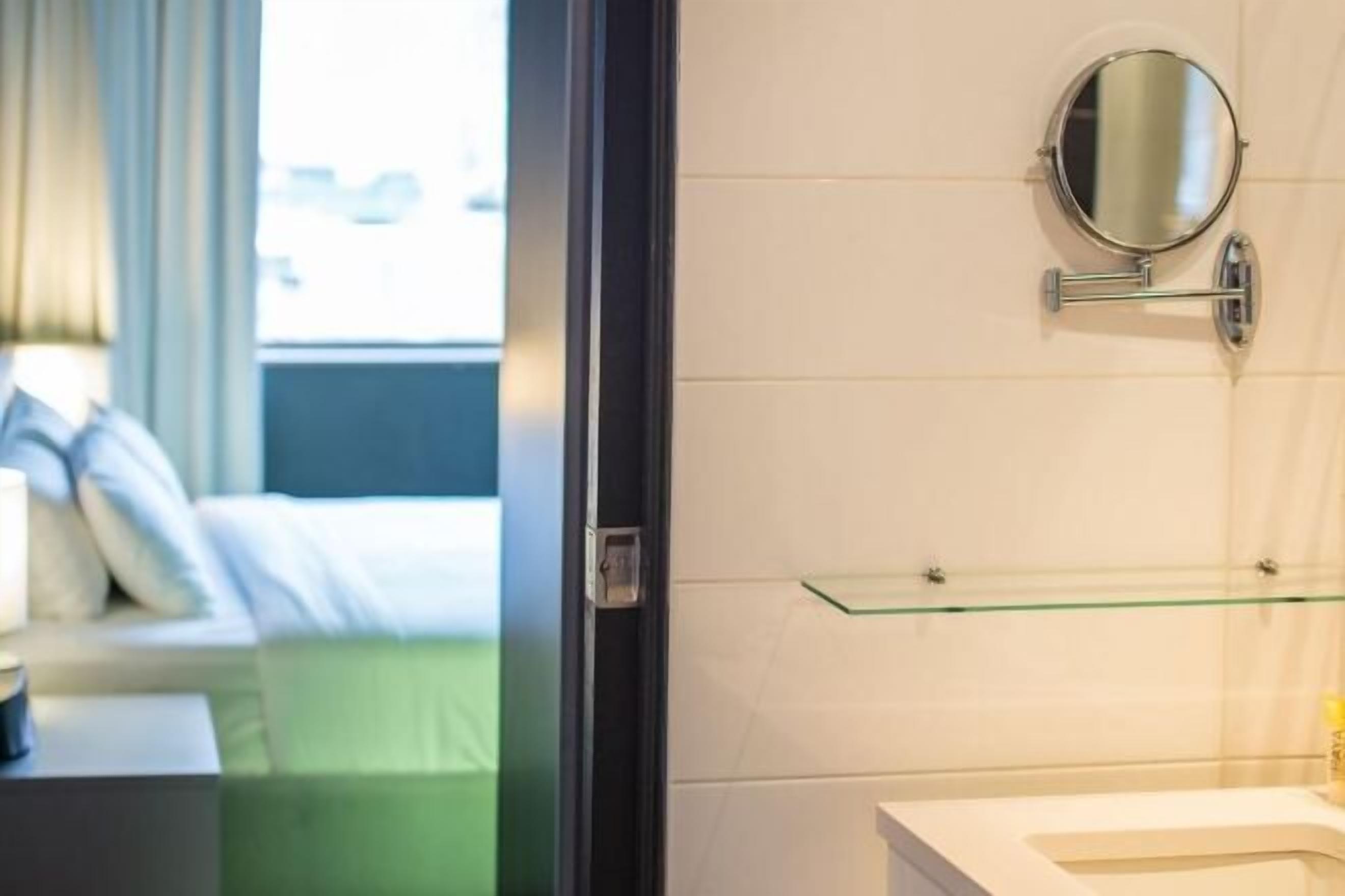 Luxe beddengoed, een kluis op de kamer, een bureau