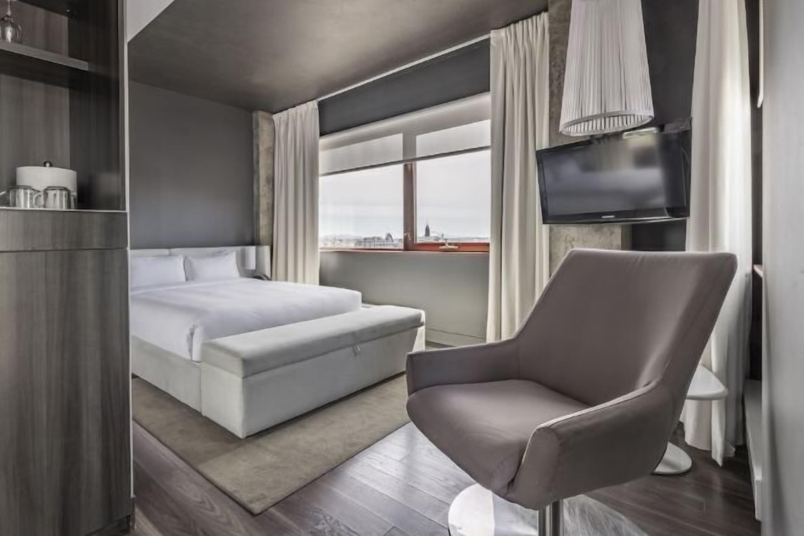 고급 침구, 객실 내 금고, 책상, 암막 커튼