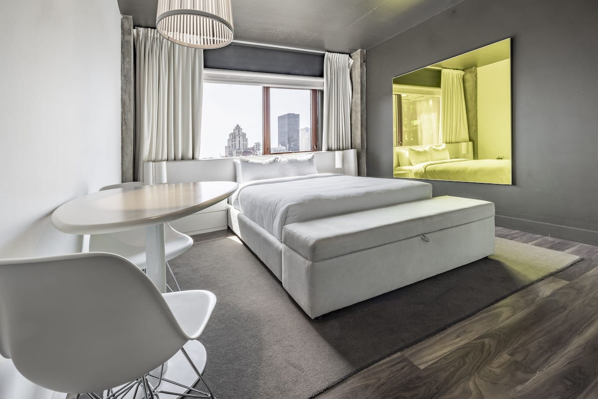 Standaard kamer, 1 queensize bed (Pop) | 1 slaapkamer, luxe beddengoed, een kluis op de kamer, een bureau