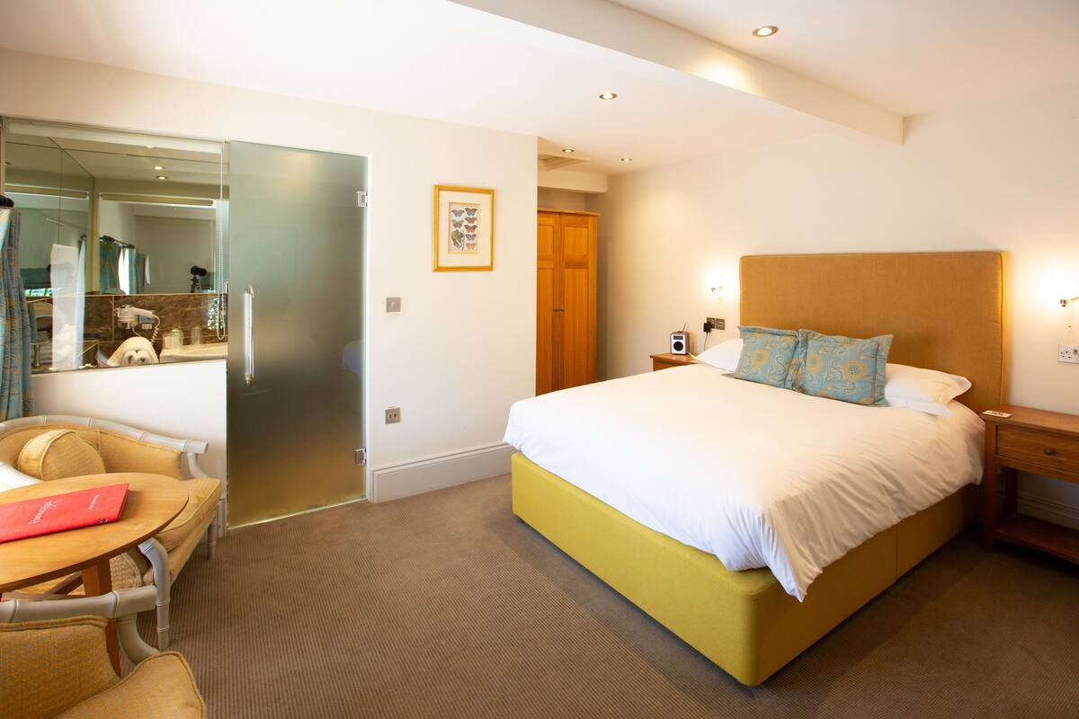 Premium bedding, in-room safe, soundproofing, iron/ironing board