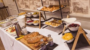 Daily full breakfast for a fee - Luttrell Arms Hotel (Minehead)
