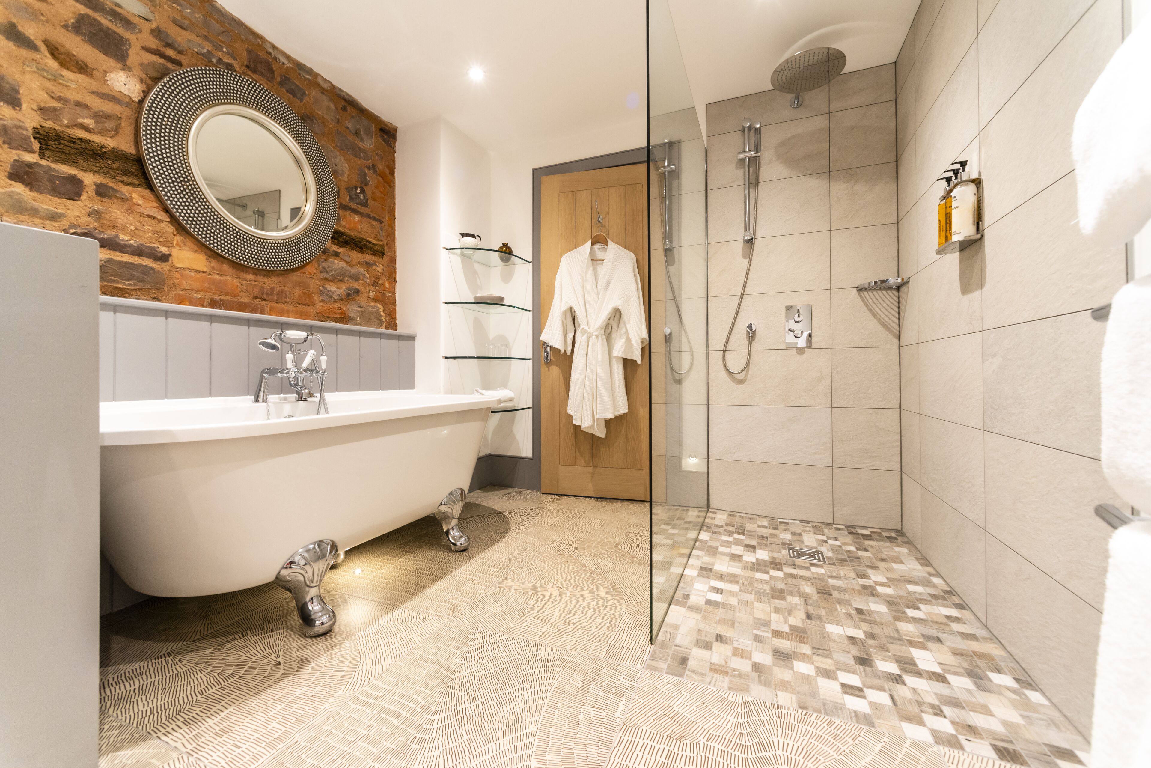 finest room | bathroom | combined shower/bathtub, free toiletries, hair dryer, towels