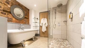 Finest Room | Bathroom | Combined shower/bathtub, free toiletries, hair dryer, towels