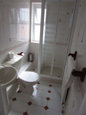 Familienzimmer (2 adults + 3 children) | Badezimmer | Dusche, Handtücher