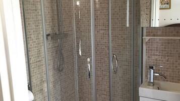 Habitación superior con 1 cama doble o 2 individuales, baño privado (SuperKing) | Baño