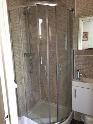 Habitación superior con 1 cama matrimonial o 2 individuales, baño en la habitación (SuperKing) | Baño