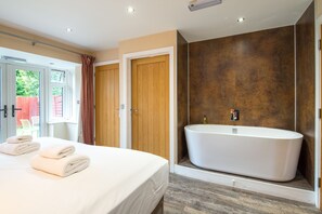 Habitación Deluxe con 1 cama matrimonial o 2 individuales, baño en la habitación (Garden-Coral)