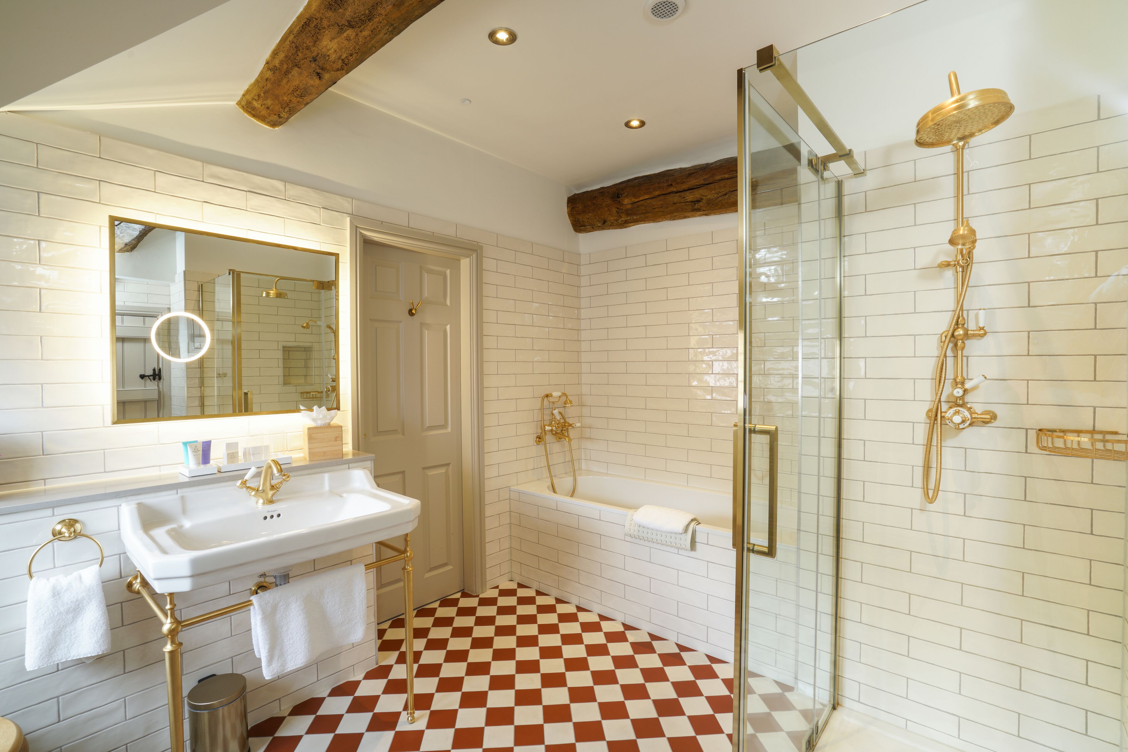 Superior Room, 1 Double Bed, Non Smoking | Bathroom | Free toiletries, towels