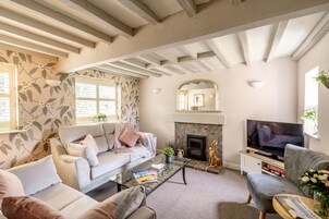 Luxury Cottage, 3 Bedrooms, Non Smoking, Garden View | Living area | LCD TV