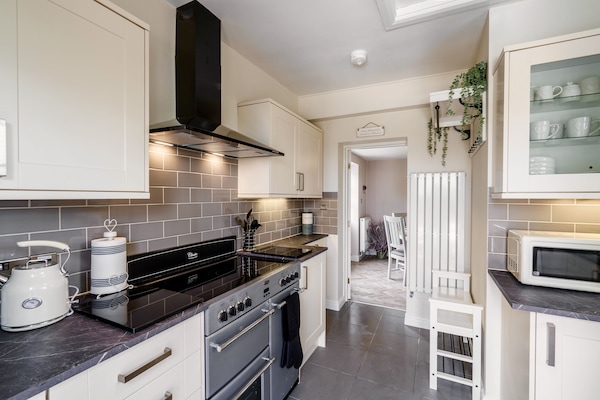 Luxury Cottage, 3 Bedrooms, Non Smoking, Garden View | Living area | LCD TV