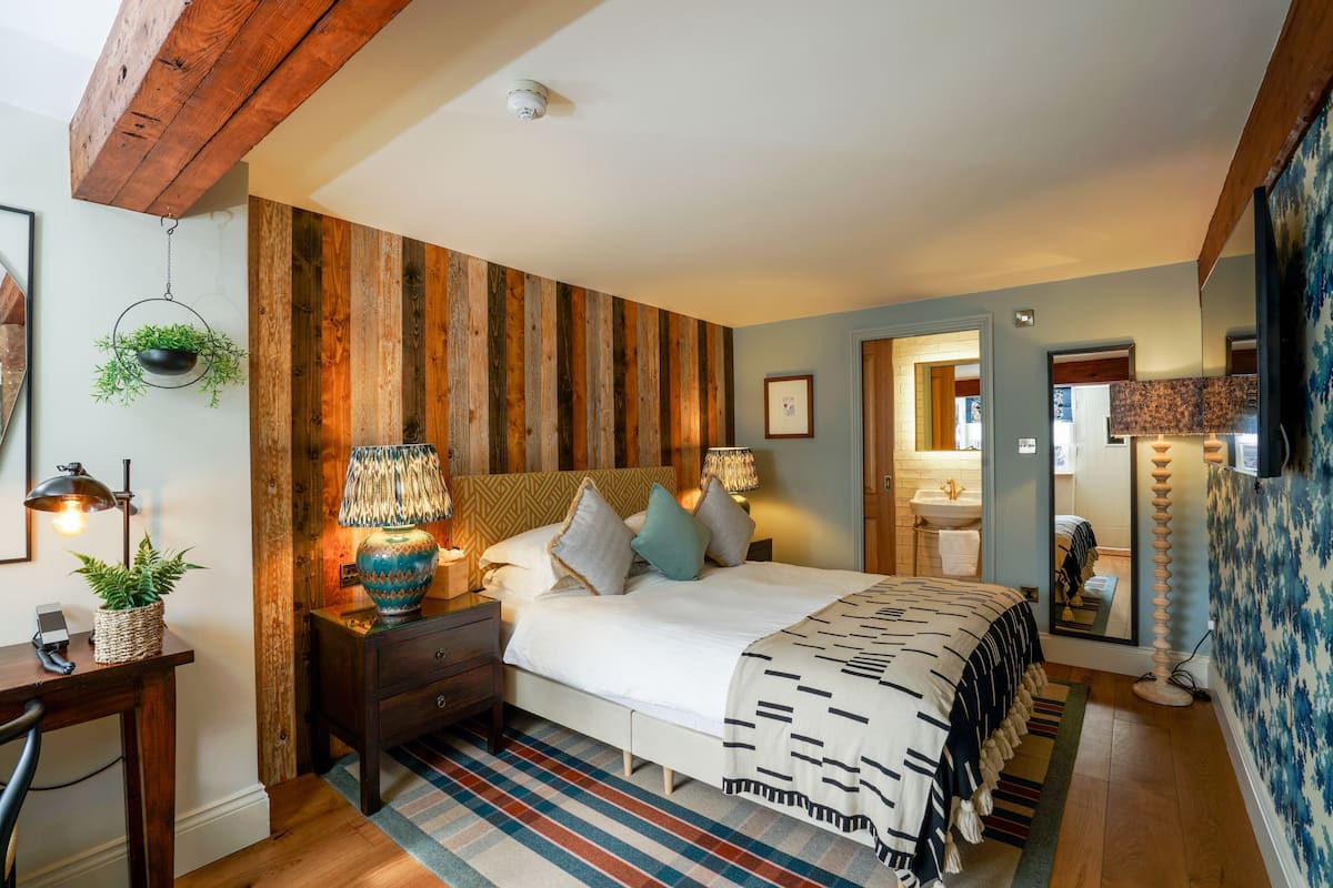 Een strijkplank/strijkijzer, gratis wifi, beddengoed