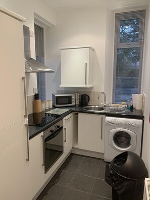 Shared kitchen - Aberdeen Serviced Apartments - The Lodge (Aberdeen)