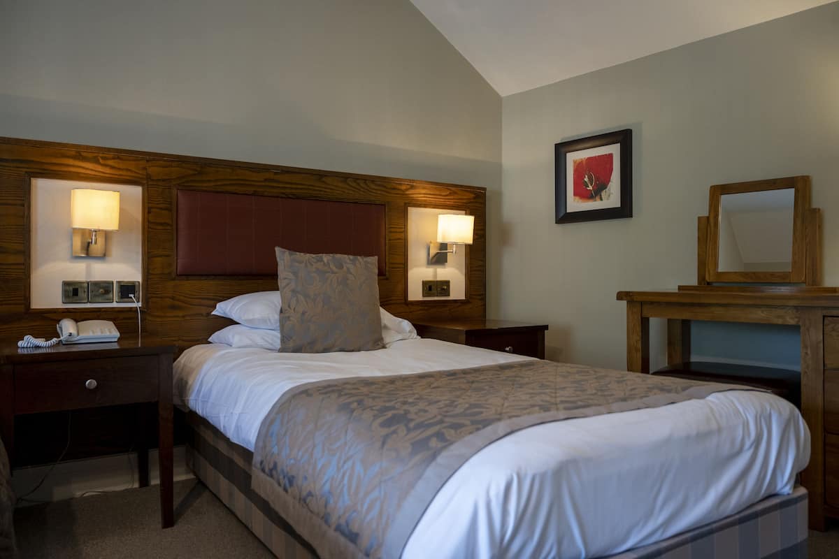 Tabla de planchar con plancha, wifi gratis y ropa de cama