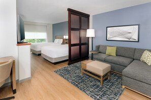 Escritorio, cortinas blackout y tabla de planchar con plancha 