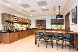 Déjeuner et dîner servis sur place, spécialités Cuisine américaine