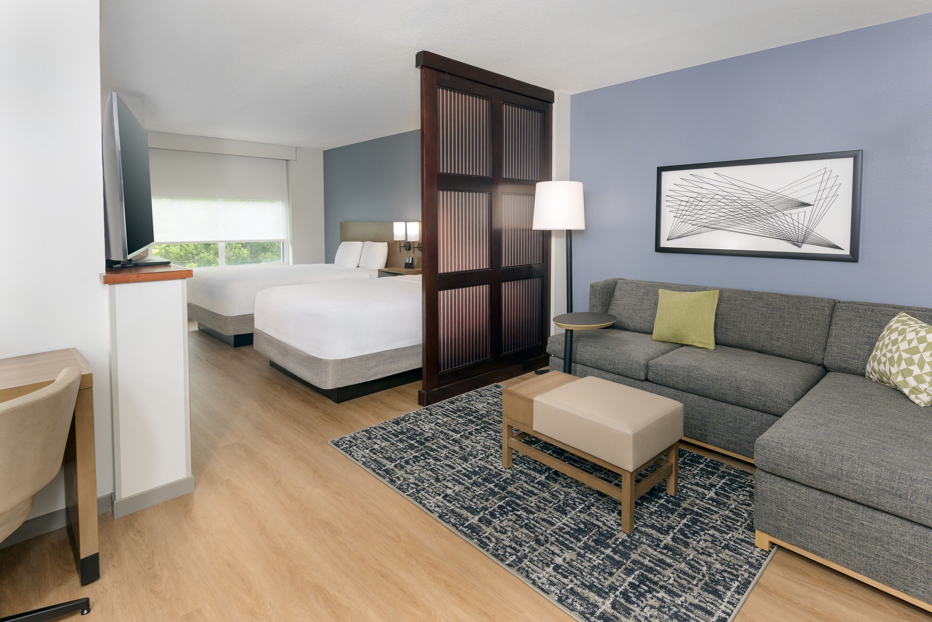 Escritorio, cortinas blackout y tabla de planchar con plancha 