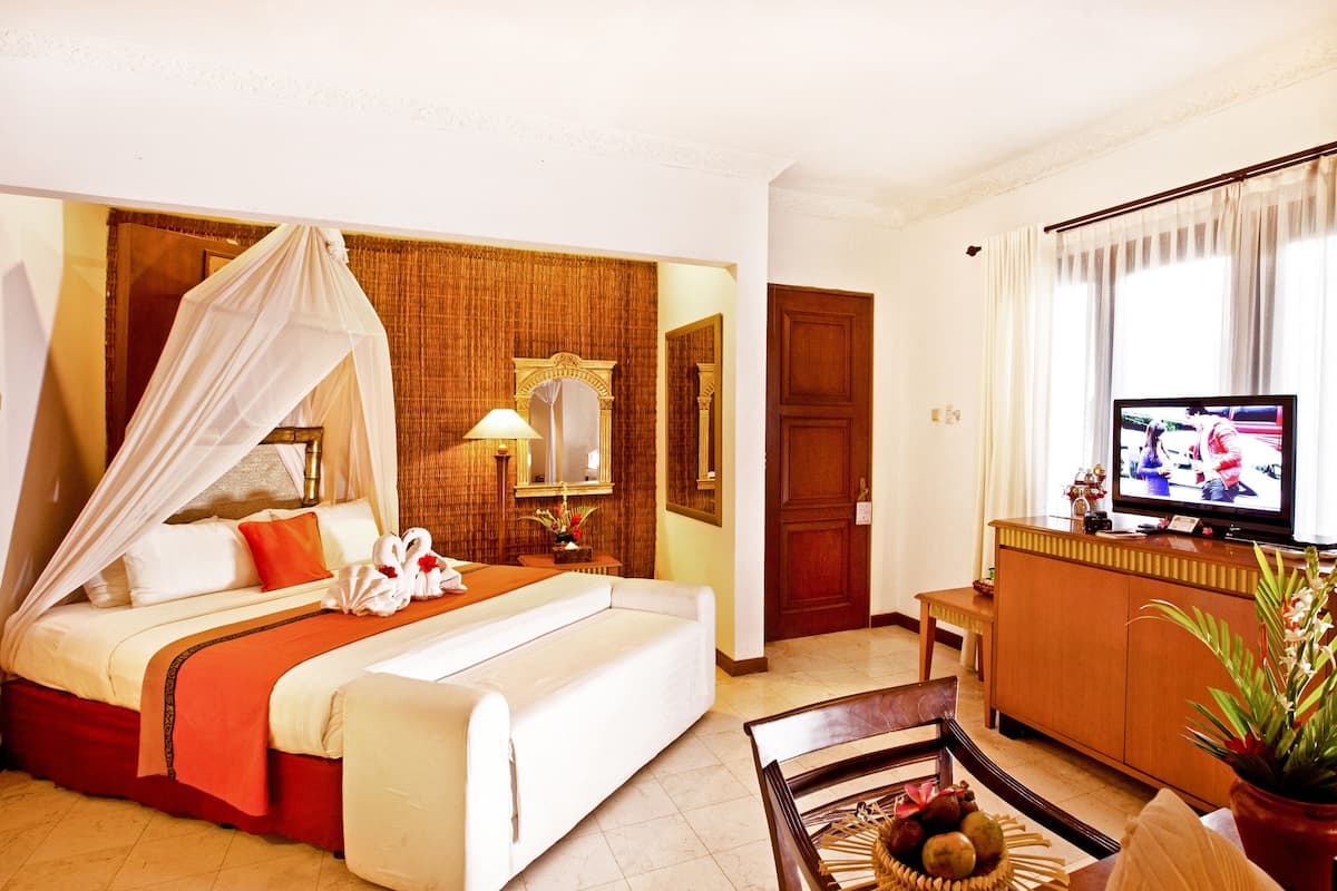 Grand Deluxe | Minibar, in-room safe, desk, iron/ironing board
