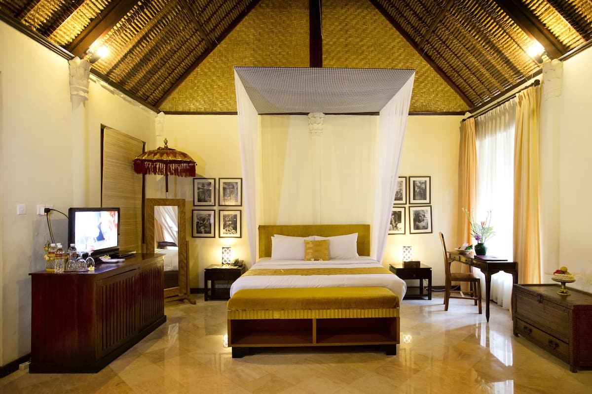 Family Room | Minibar, in-room safe, desk, iron/ironing board