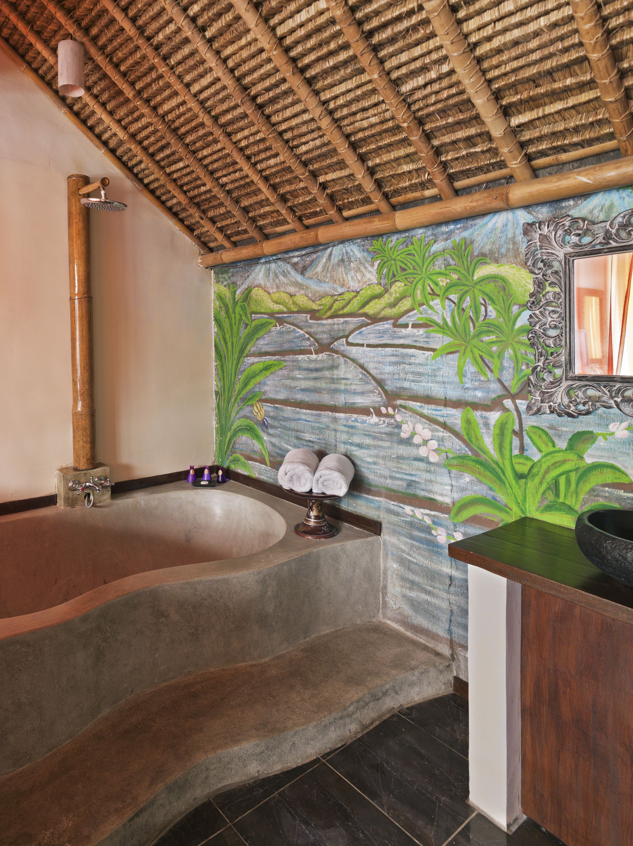 Un baño con una bañera grande, ducha y pared de mosaicos.