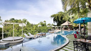 5 outdoor pools, pool umbrellas, pool loungers