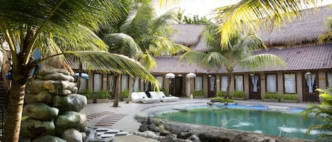 5 piscines extérieures, parasols de plage, chaises longues