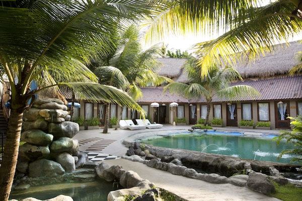 5 kolam renang outdoor, dengan payung kolam renang dan kursi berjemur