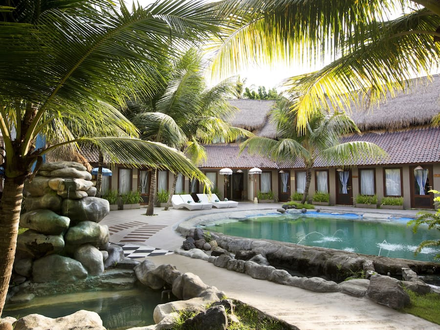 5 outdoor pools, pool umbrellas, sun loungers
