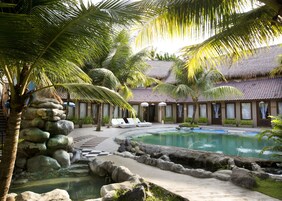 5 piscinas al aire libre, sombrillas, sillones reclinables de piscina