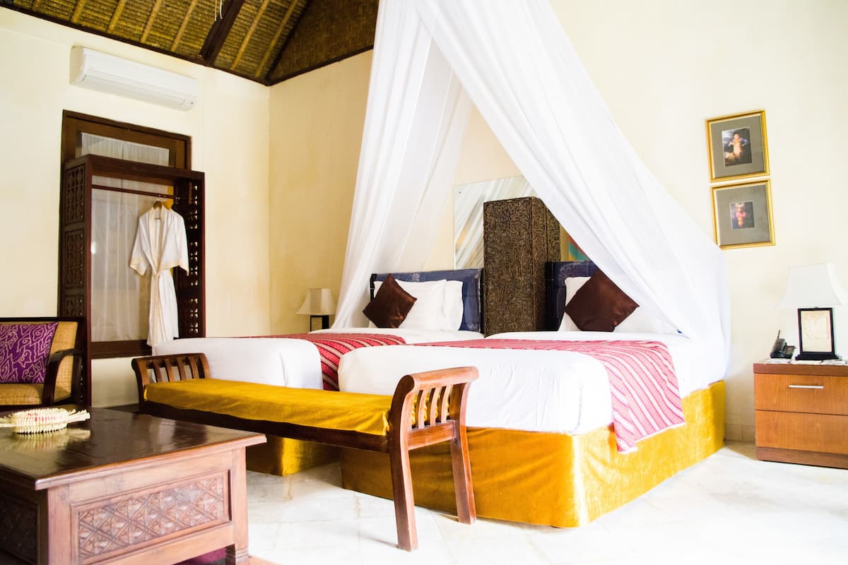 Deluxe Room | Minibar, in-room safe, desk, iron/ironing board