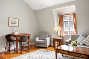 One Bedroom Suite - One-Bedroom Suite - Full Kitchen & Free Parking | Living area | 50-inch flat-screen TV with digital channels, TV, Netflix - Pelham Court Hotel (Newport)