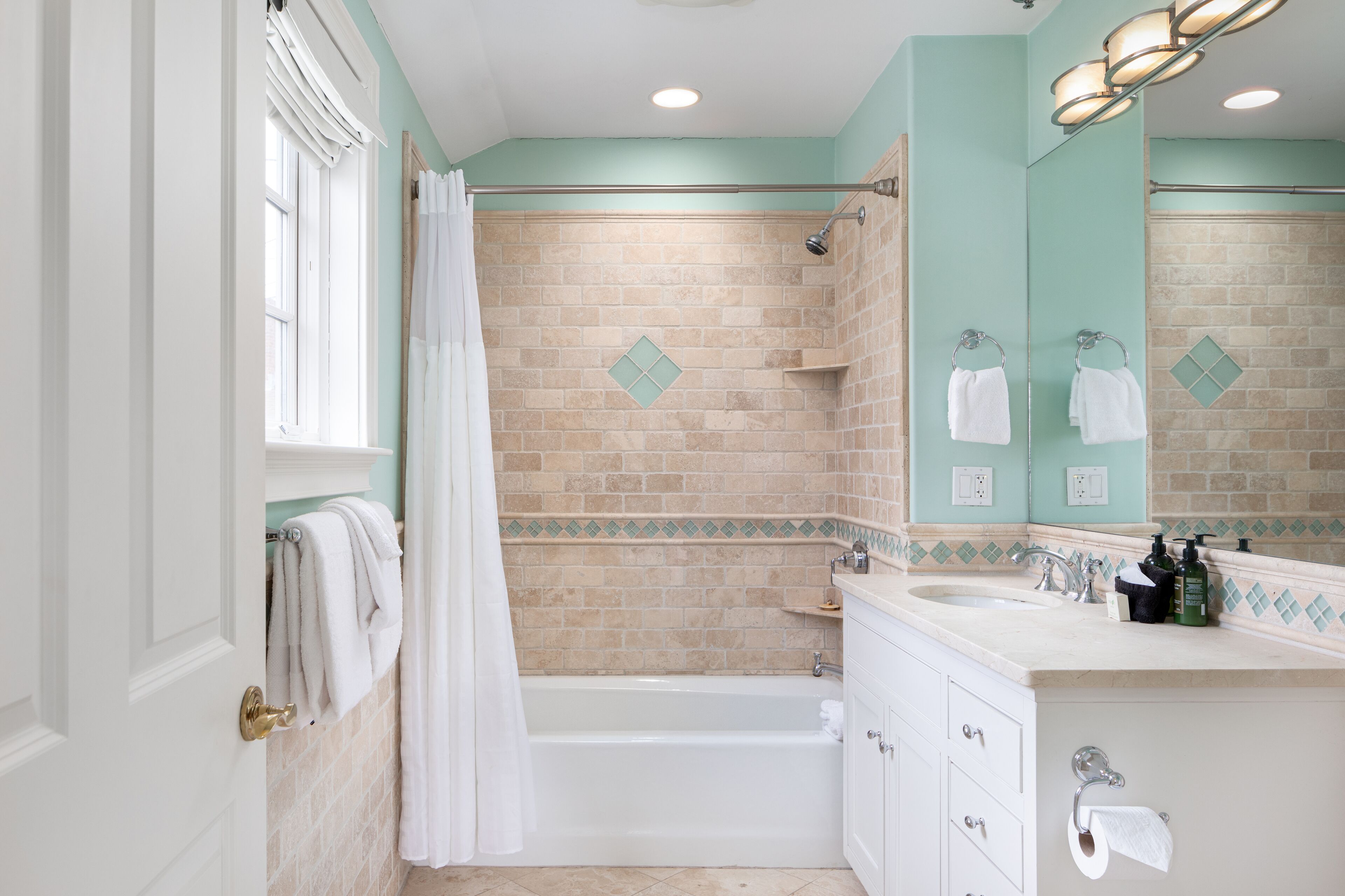 luxury condo, 2 bedrooms, courtyard view | bathroom | combined shower/bathtub, designer toiletries, hair dryer, towels