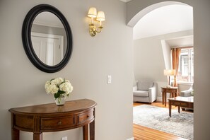 One Bedroom Suite - One-Bedroom Suite - Full Kitchen & Free Parking | Área de sala de estar | Televisión de pantalla plana, Netflix, Hulu y servicios de streaming