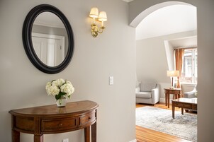 One Bedroom Suite - One-Bedroom Suite - Full Kitchen & Free Parking | Stofa | 50-tommu flatskjársjónvarp með stafrænum rásum, sjónvarp, Netflix.