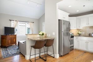 One Bedroom Suite - One-Bedroom Suite - Full Kitchen & Free Parking | Servicio a la habitación