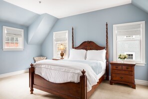 Two Bedroom Suite - Two-Bedroom Family Suite - Full Kitchen & Parking