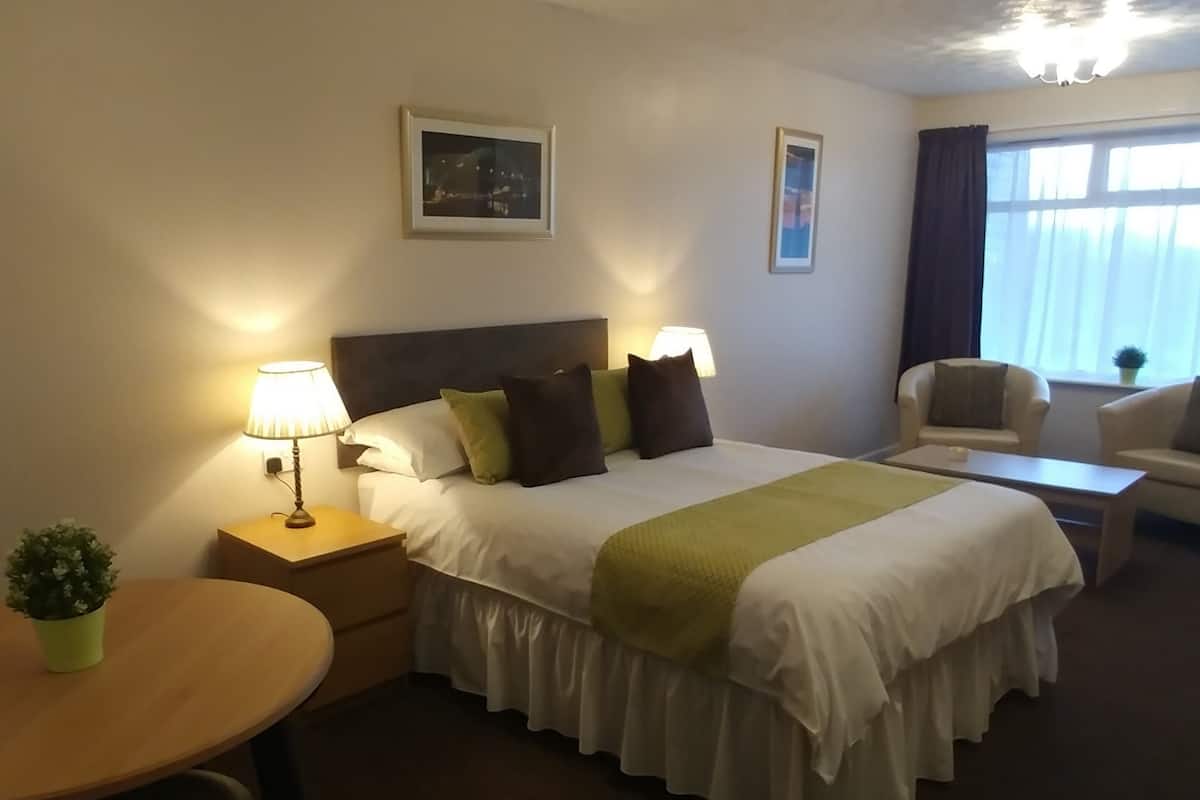 Doppelzimmer, mit Bad (With Extra Facilities )