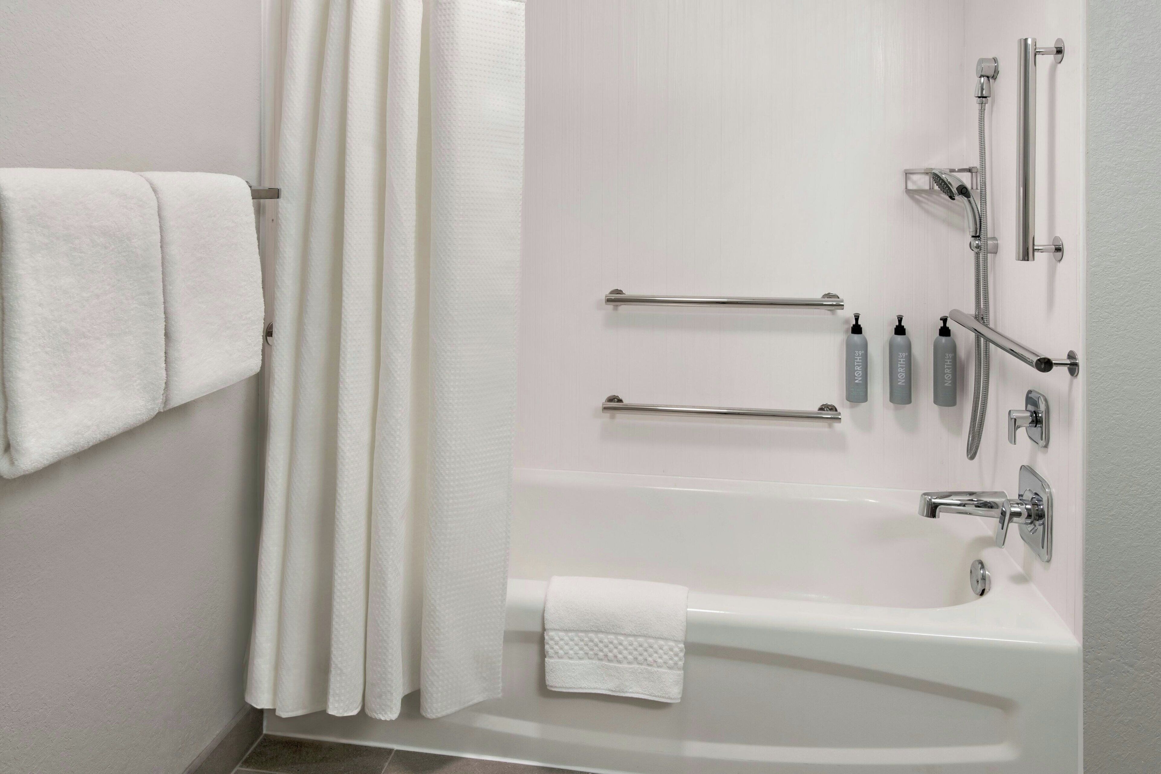 combined shower/bathtub, hair dryer, towels