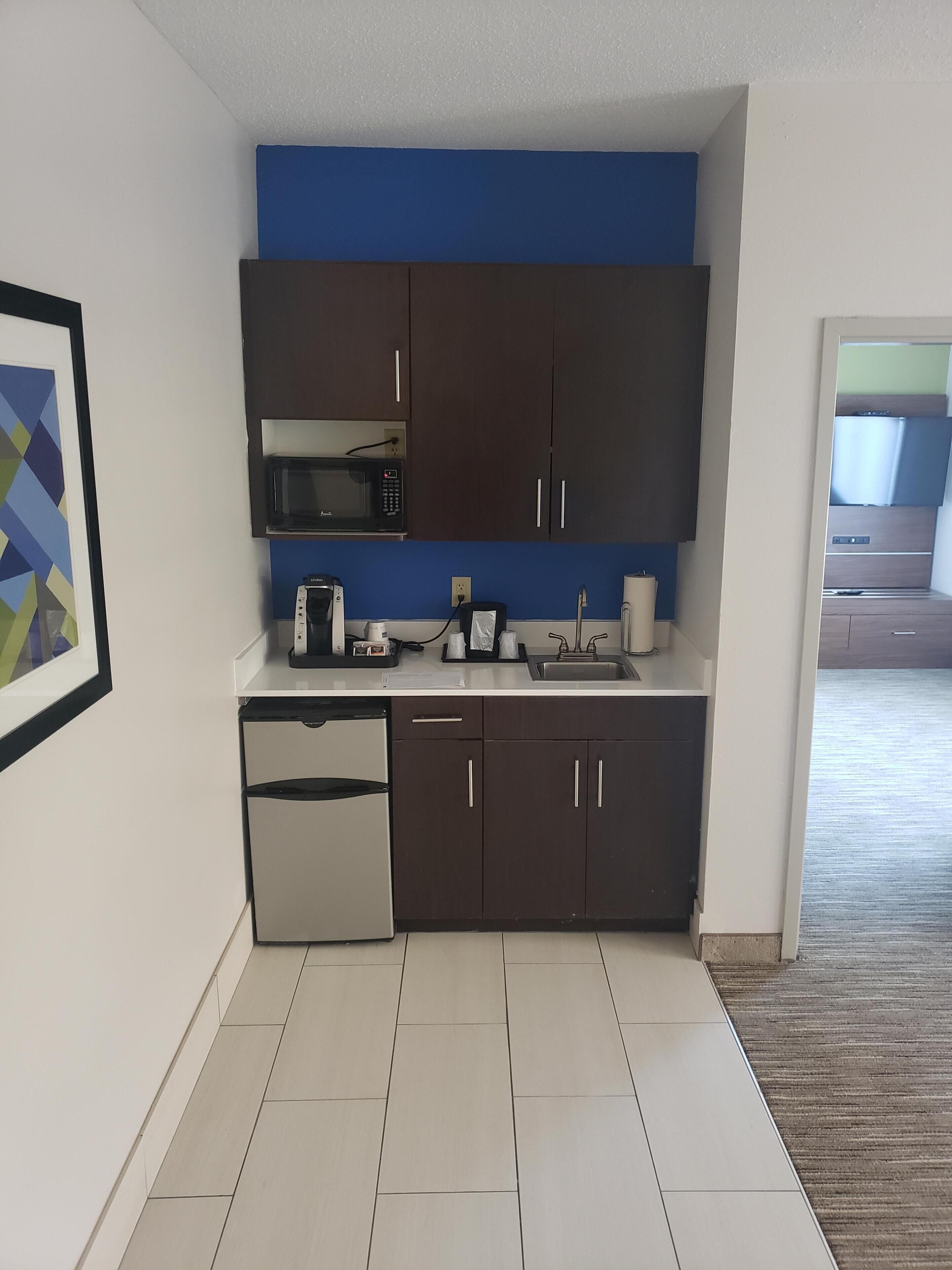 suite, 1 king bed (walk-in shower, vanity) | room amenity