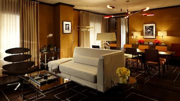 En 42-tommers LCD-TV med digitale kanaler samt TV og iPod-dokkingstasjon