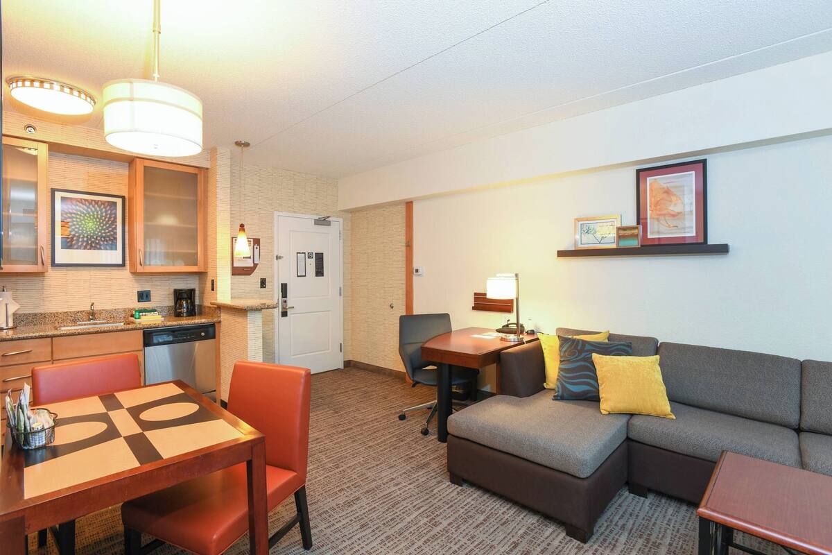 客房內保險箱、書桌、熨斗/熨衣板、免費搖籃/嬰兒床