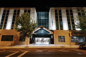 Fassade der Unterkunft – Abend/Nacht