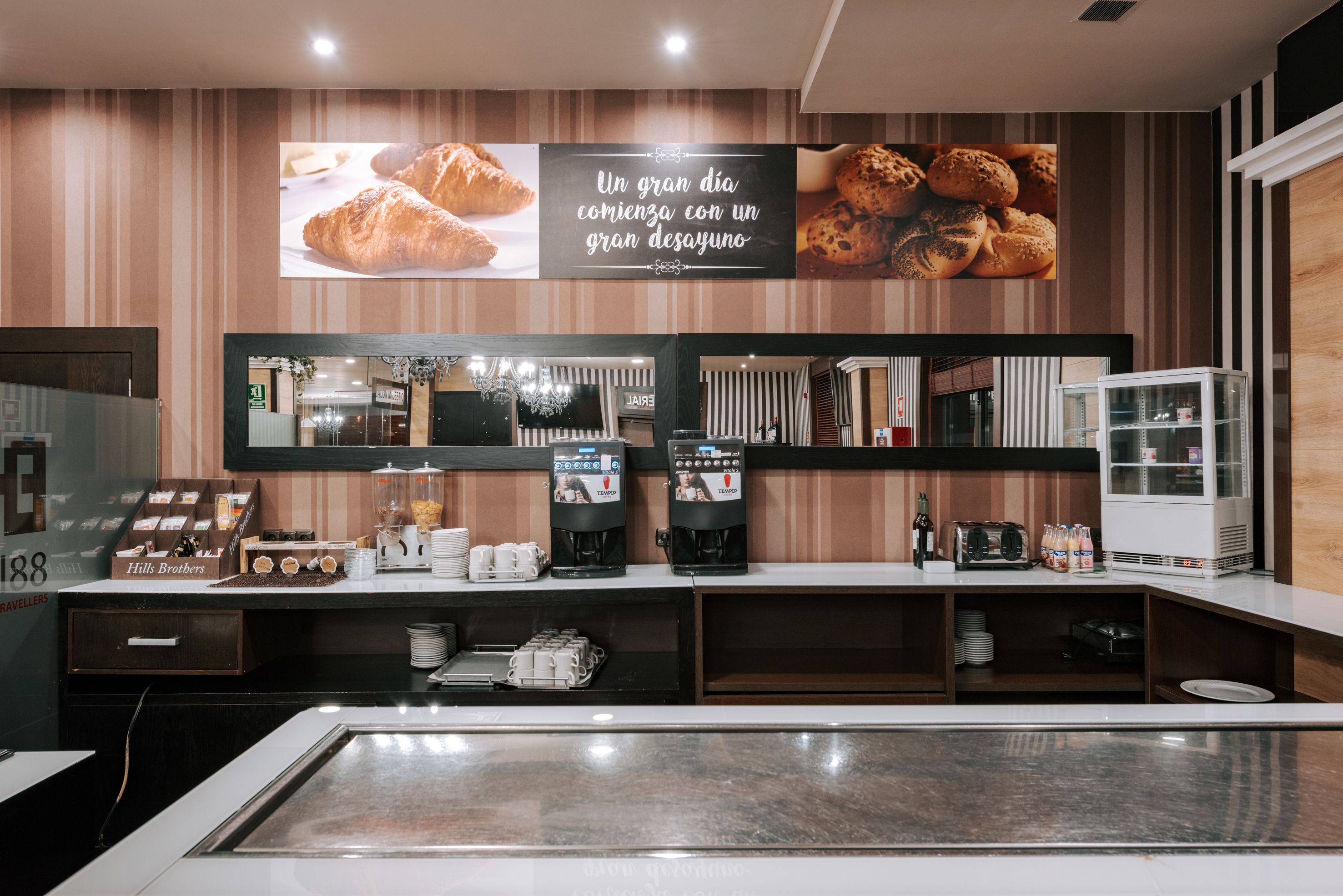 Desayuno buffet (EUR 9.50 por persona) 