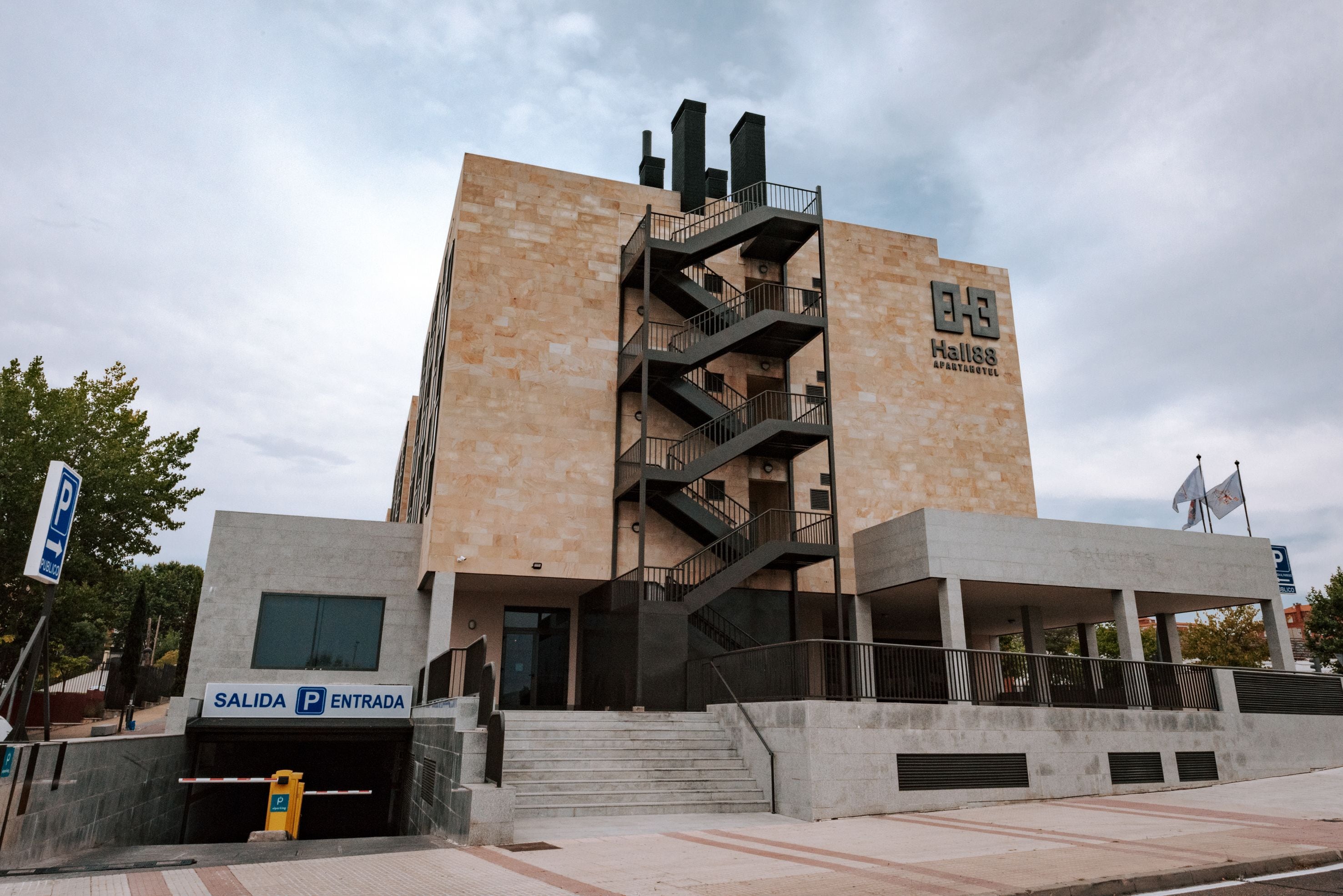Un bâtiment moderne, sur lequel on peut lire l’inscription « Halles », et un escalier menant à un niveau supérieur.
