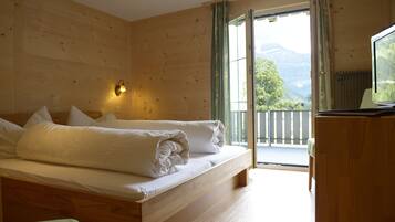 Superior dubbelrum - utsikt mot bergen | SÀngtillbehör av högsta kvalitet och vÀrdeförvaringsskÄp pÄ rummet