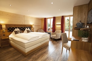 Habitación Deluxe doble, vistas a la montaña | Ropa de cama de alta calidad, caja fuerte, escritorio y cunas (de pago)