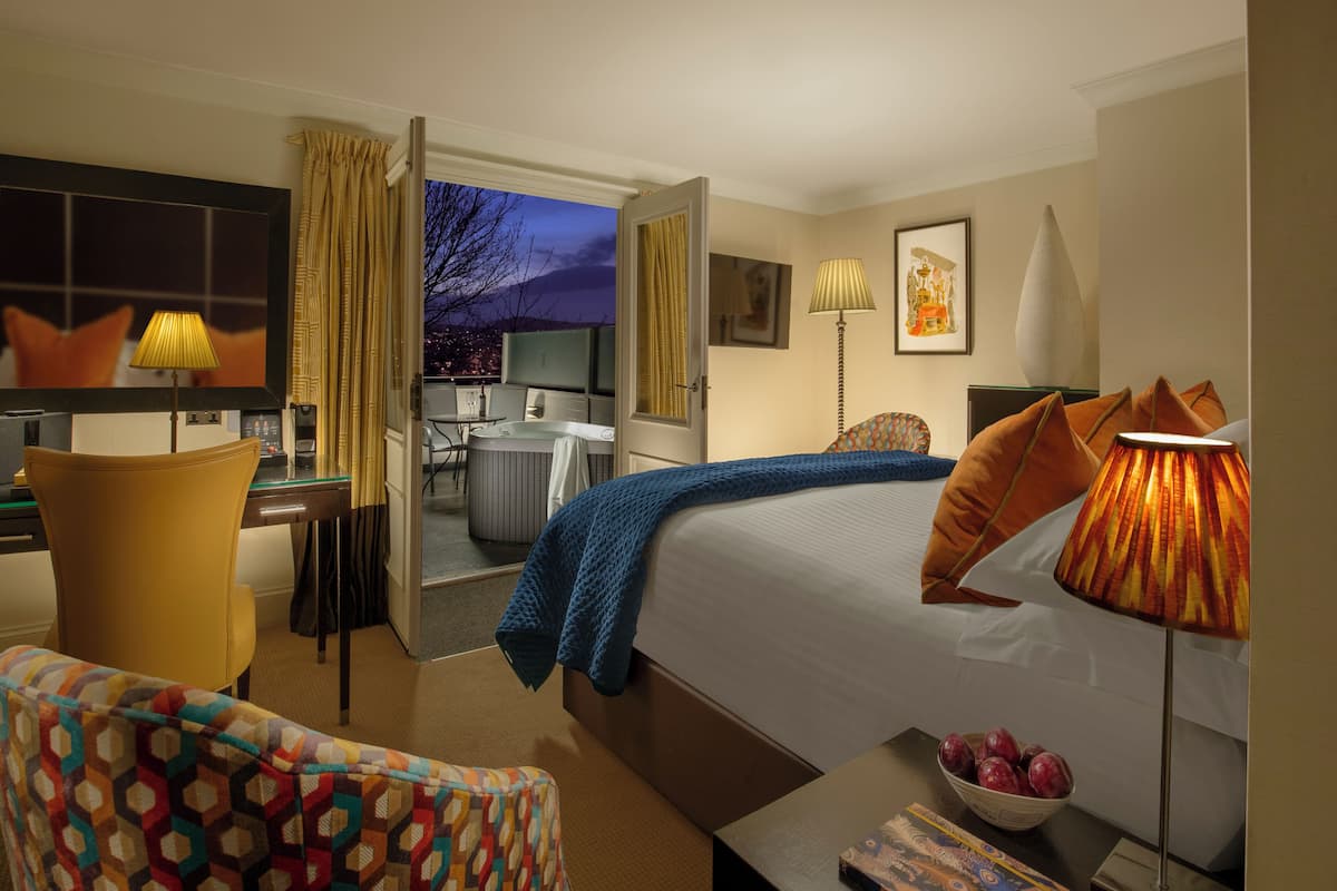 Extra Decadent | Egyptian cotton sheets, premium bedding, free minibar items