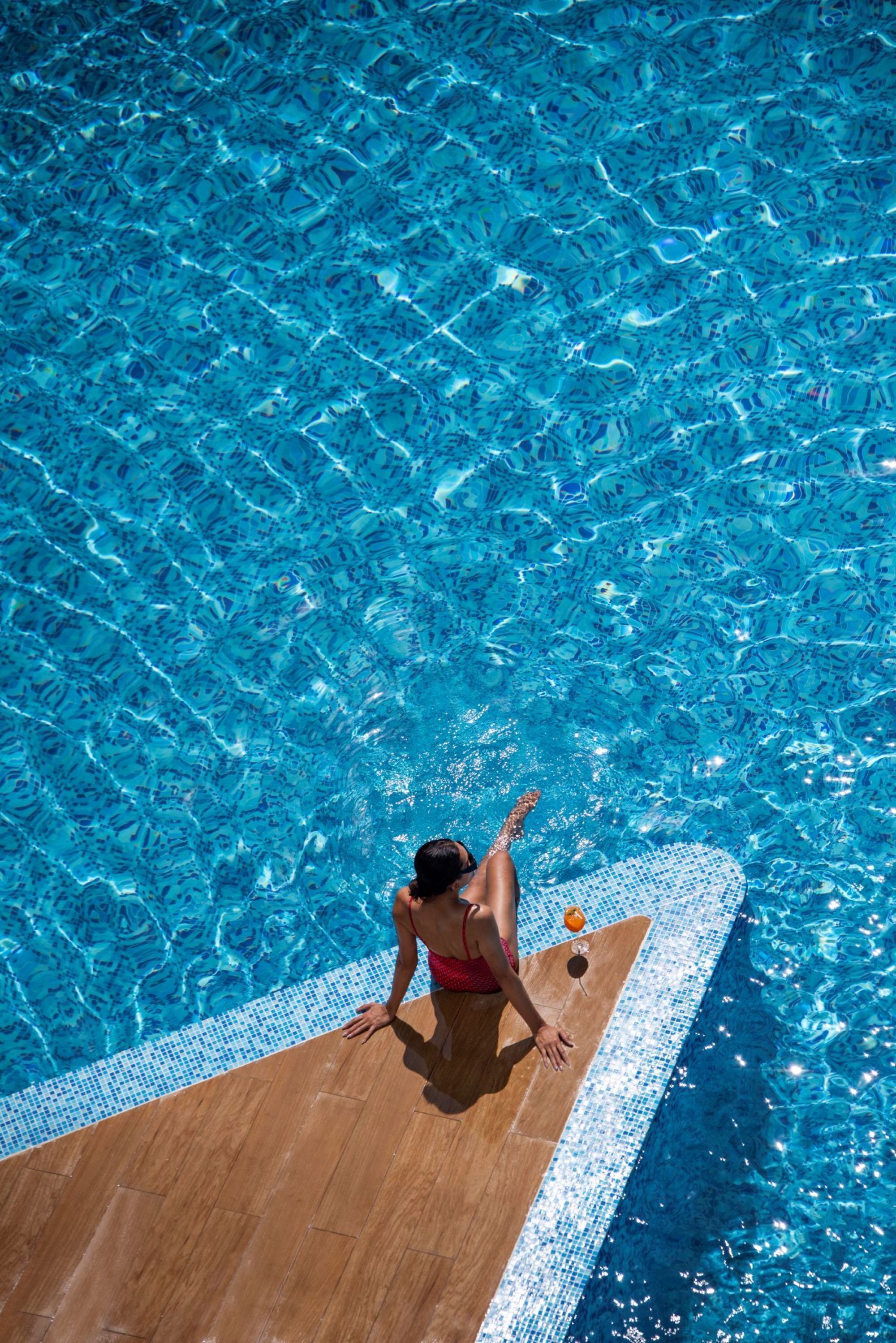 Alberca al aire libre y sombrillas en la alberca 